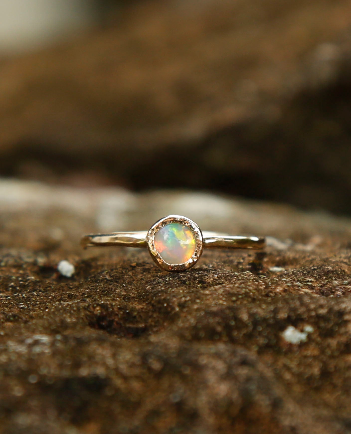 opal ring in solid gold | P 1/2