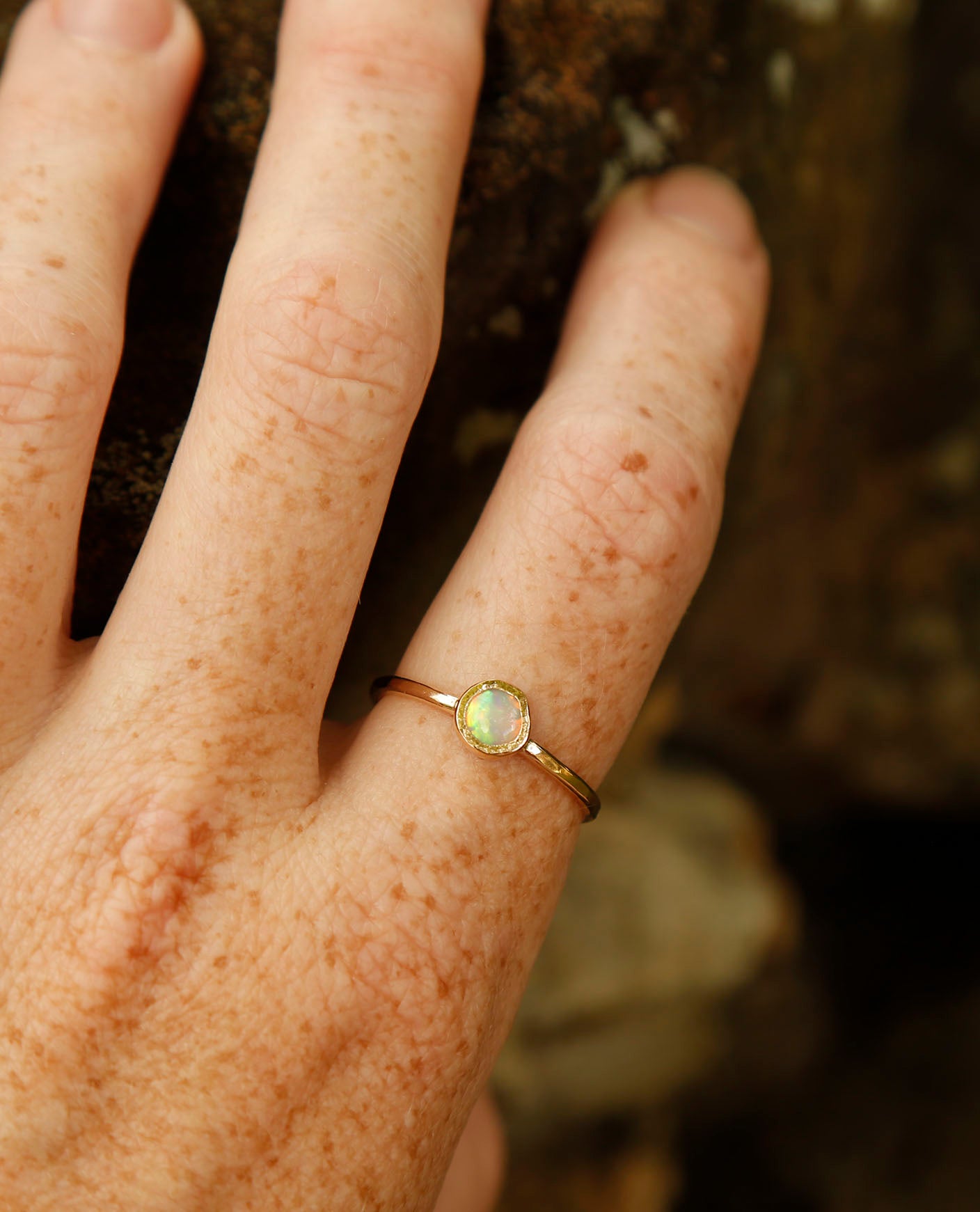 opal ring in solid gold | P 1/2