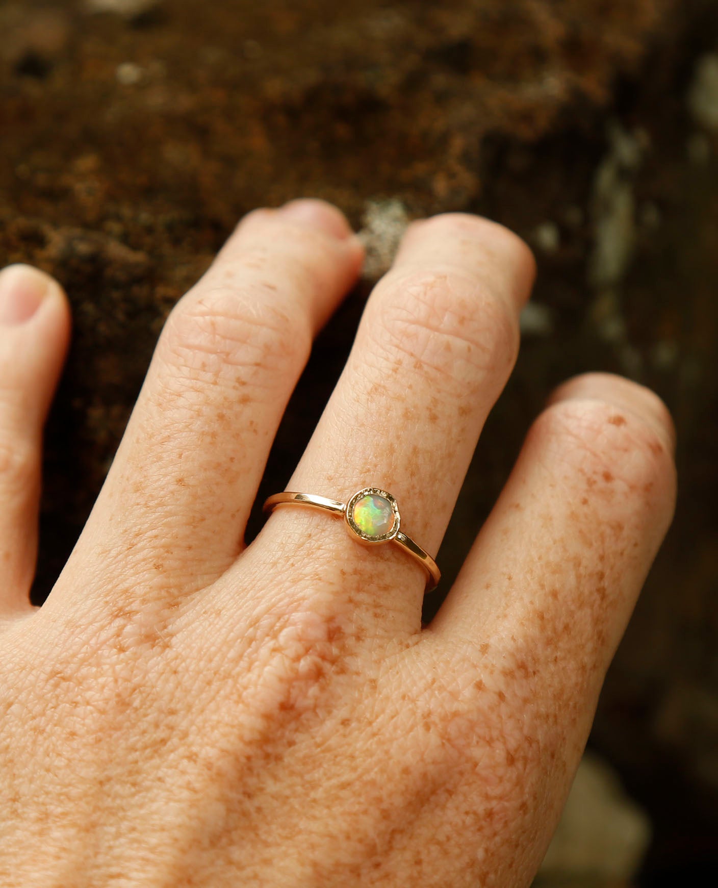 opal ring in solid gold | P 1/2