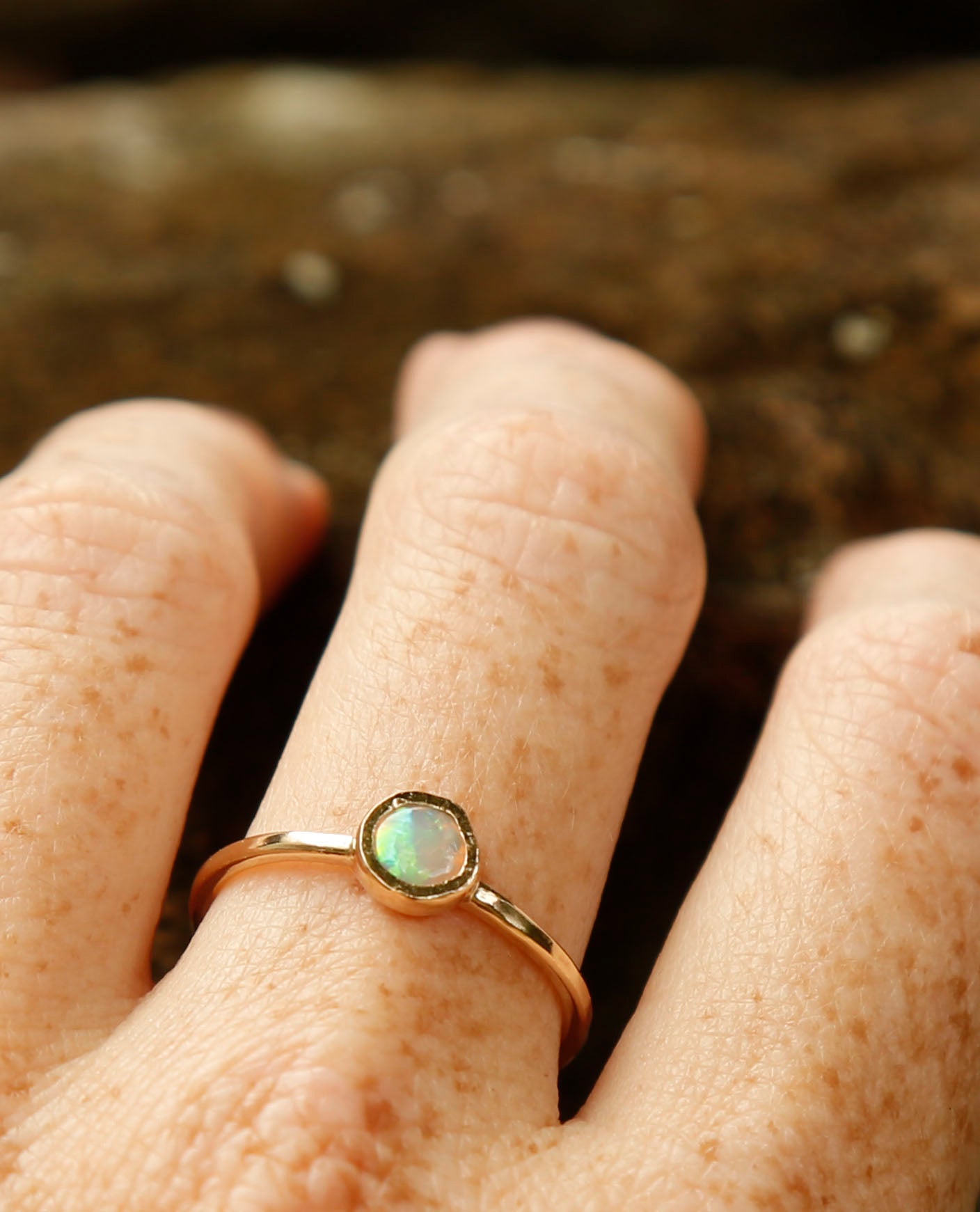 opal ring in solid gold | P 1/2