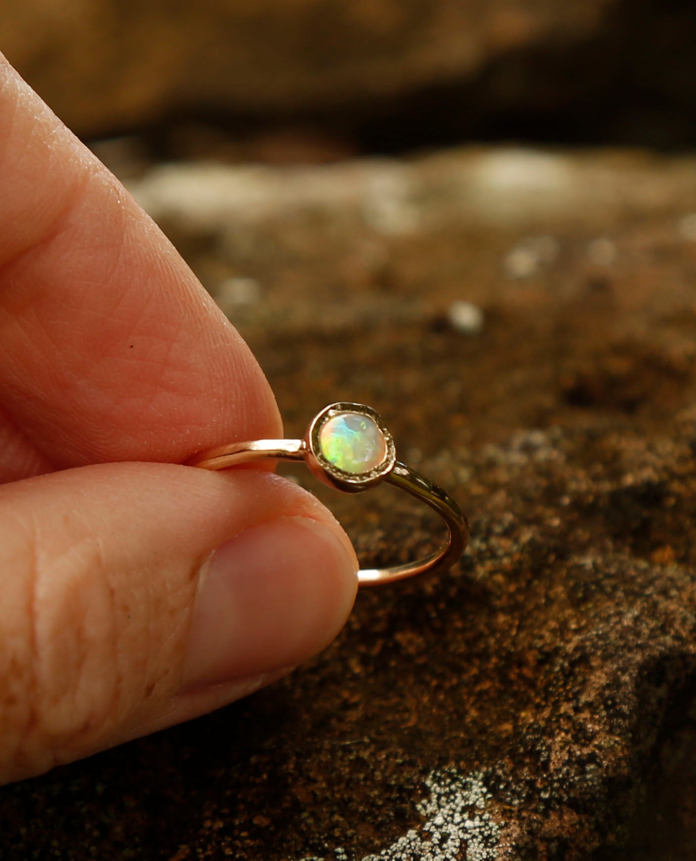 opal ring in solid gold | P 1/2