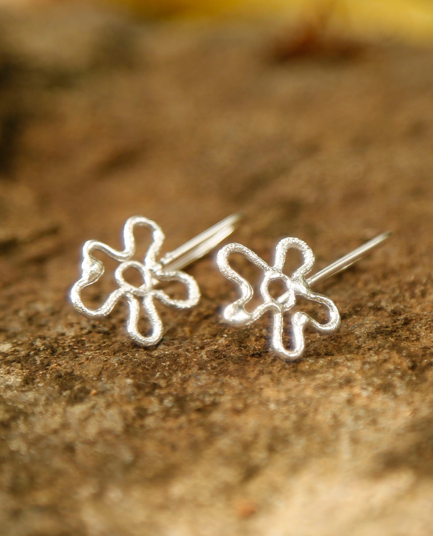 flower earrings | native daisy | solid silver