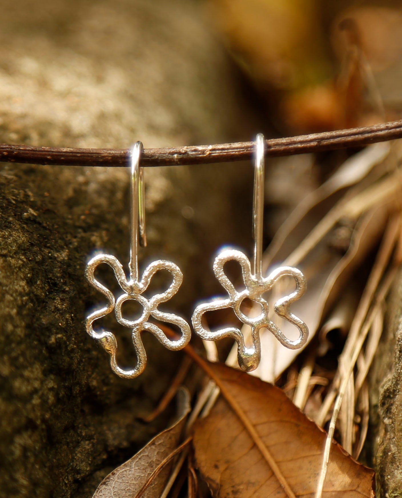 flower earrings | native daisy | solid silver
