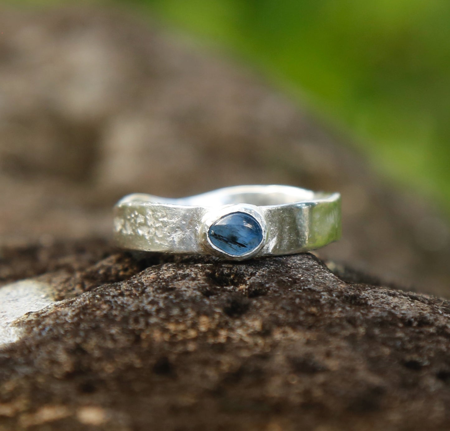 kyanite ring in solid silver | U