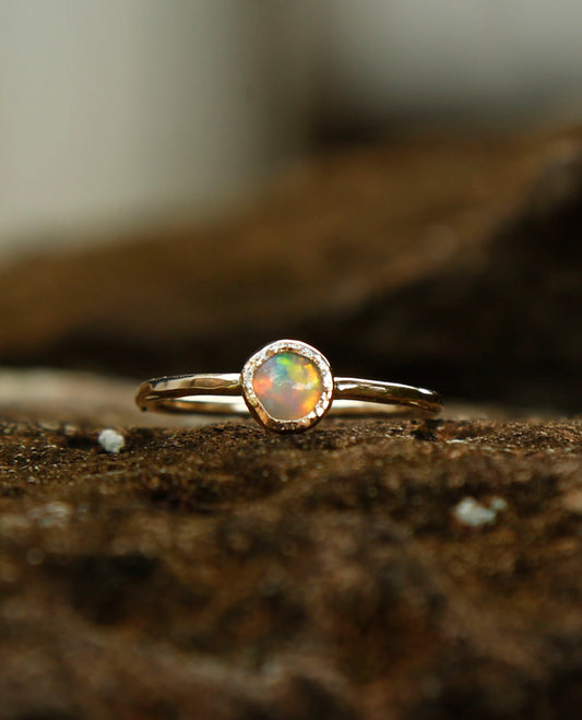 opal ring in solid gold | P 1/2