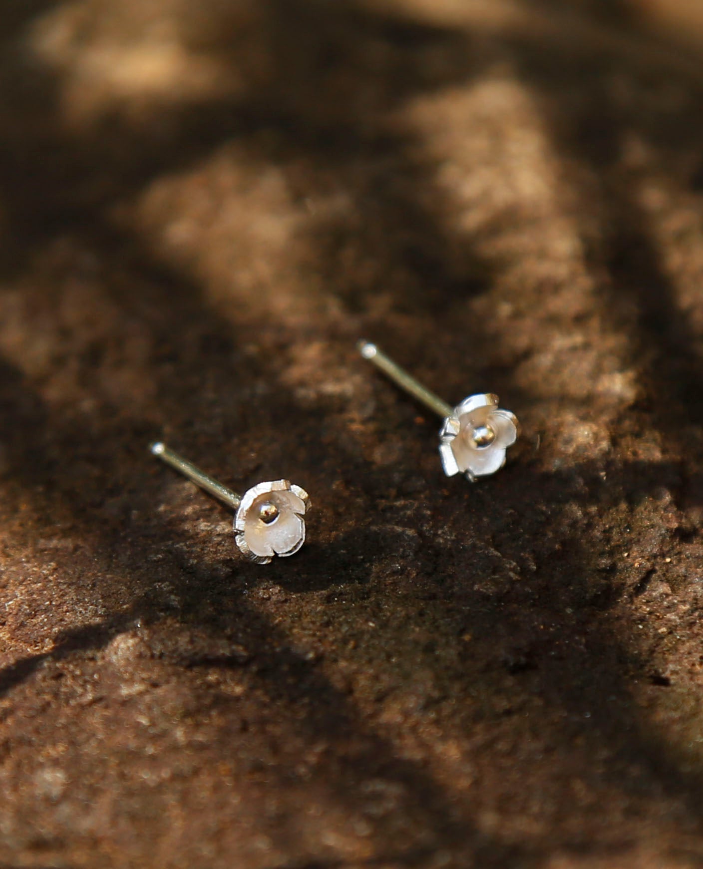 tiny daisy earrings | solid silver