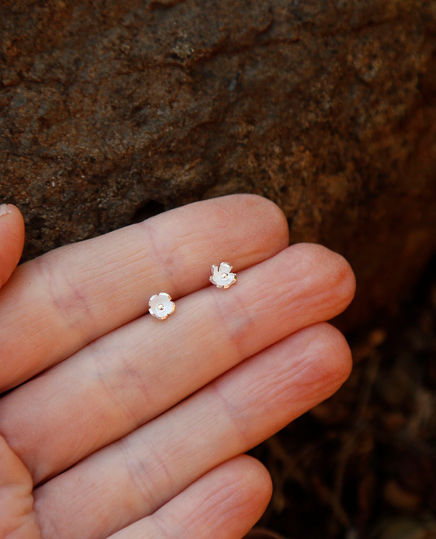 tiny daisy earrings | solid silver