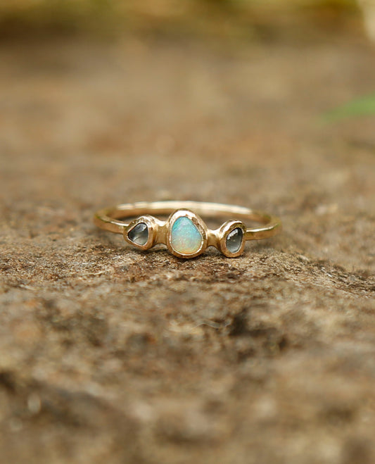 opal and sapphire ring in solid gold | P