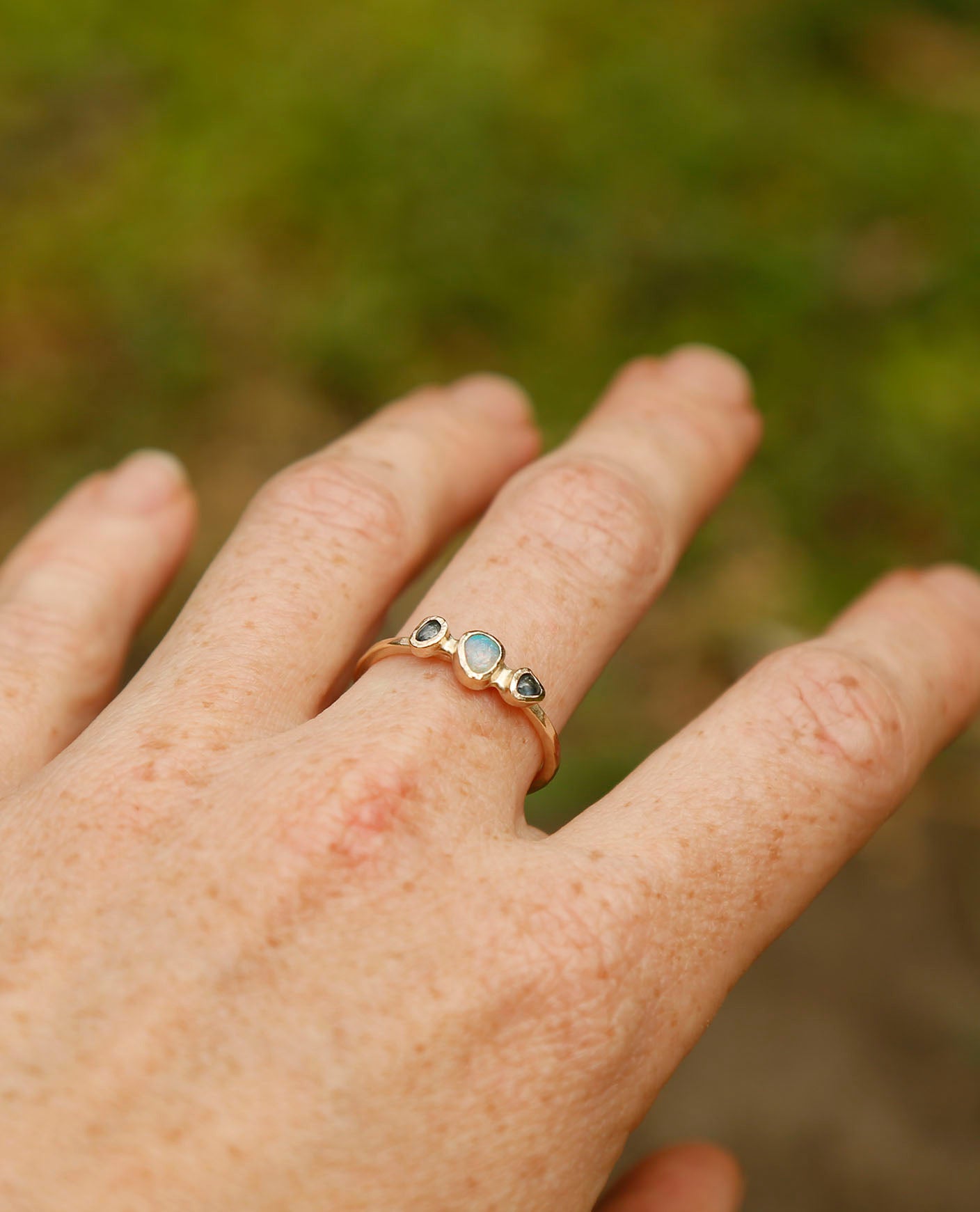 opal and sapphire ring in solid gold | P