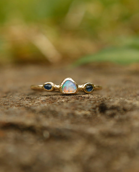 opal and sapphire ring in solid gold | P 1/2