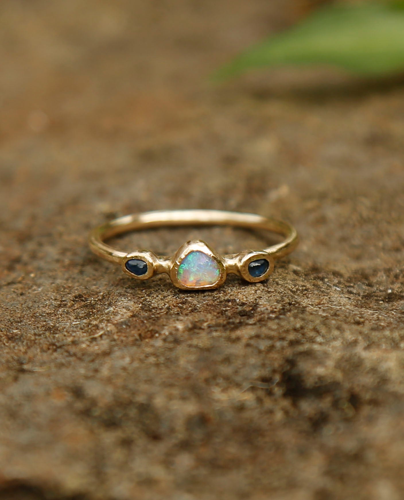 opal and sapphire ring in solid gold | P 1/2