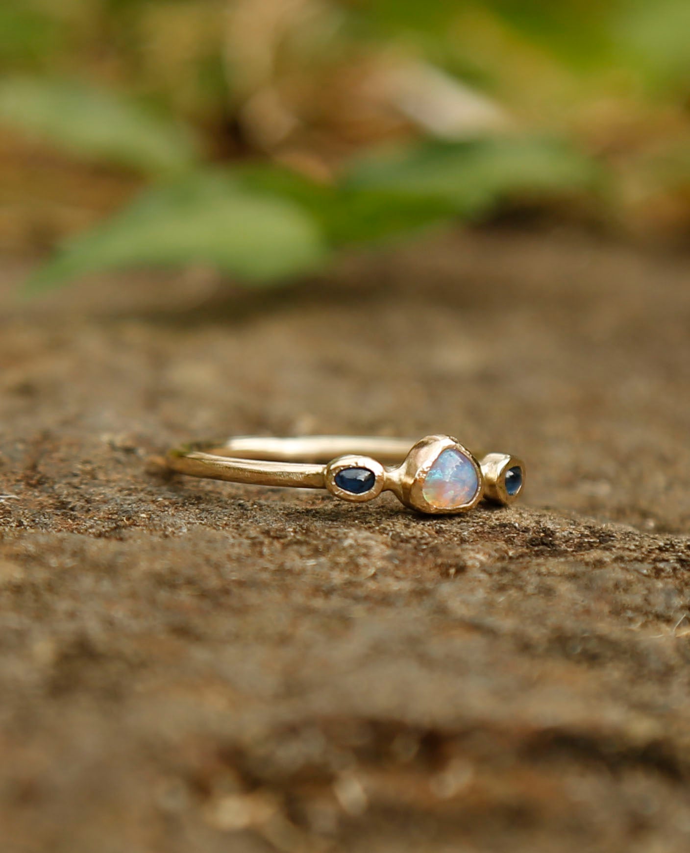 opal and sapphire ring in solid gold | P 1/2