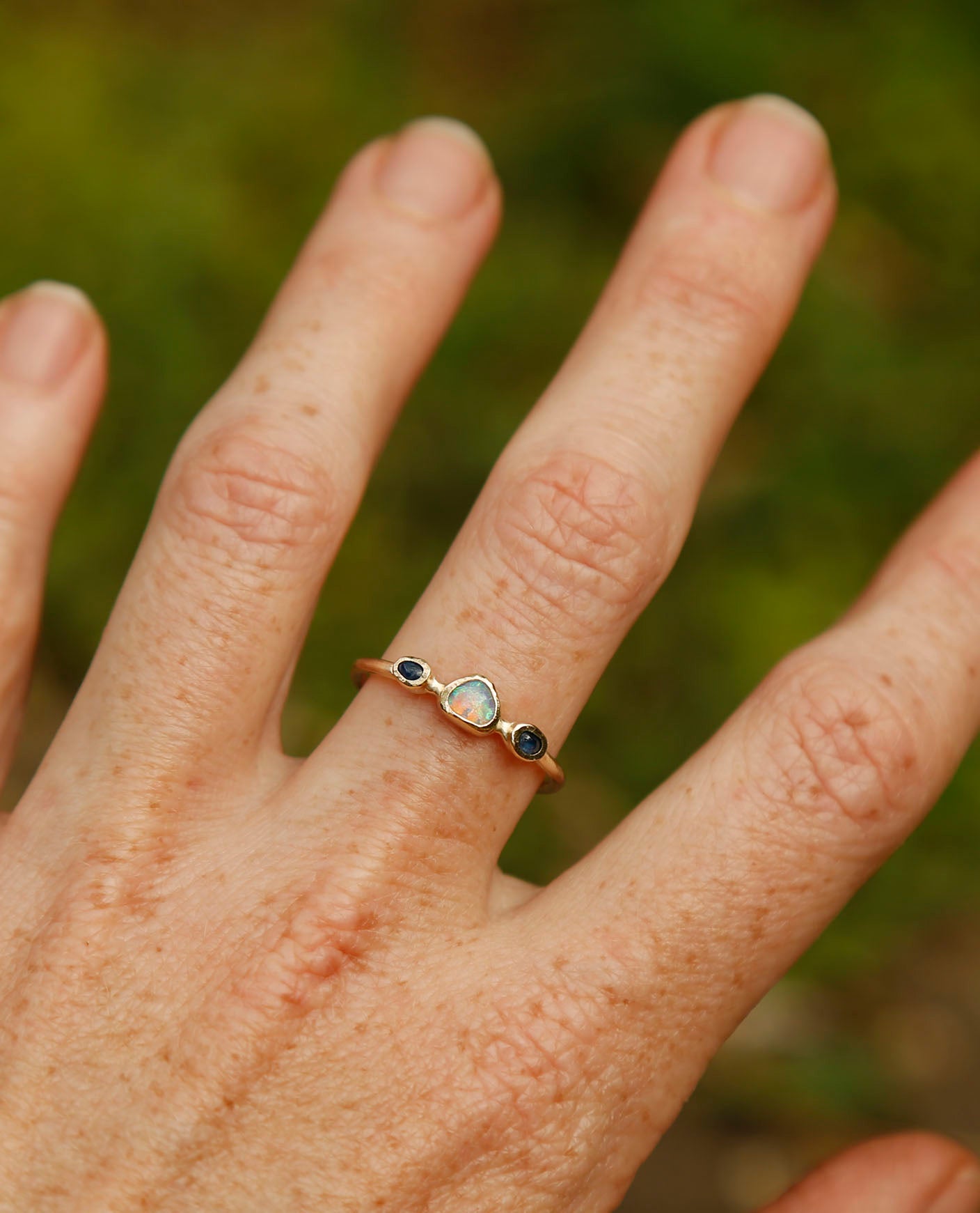 opal and sapphire ring in solid gold | P 1/2
