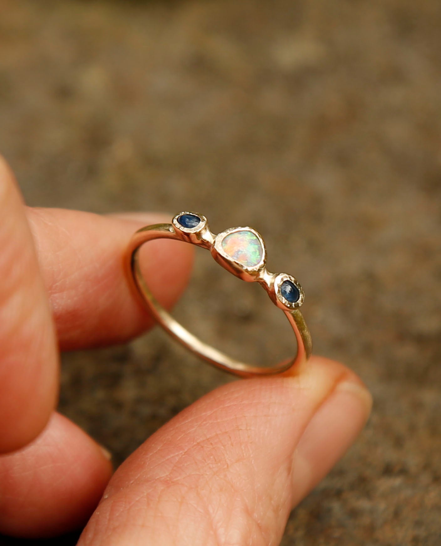 opal and sapphire ring in solid gold | P 1/2